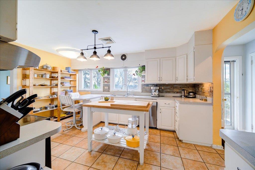 Newburgh, New York 12550, United States, 3 Bedrooms Bedrooms, ,2 BathroomsBathrooms,Residential,Active,110542