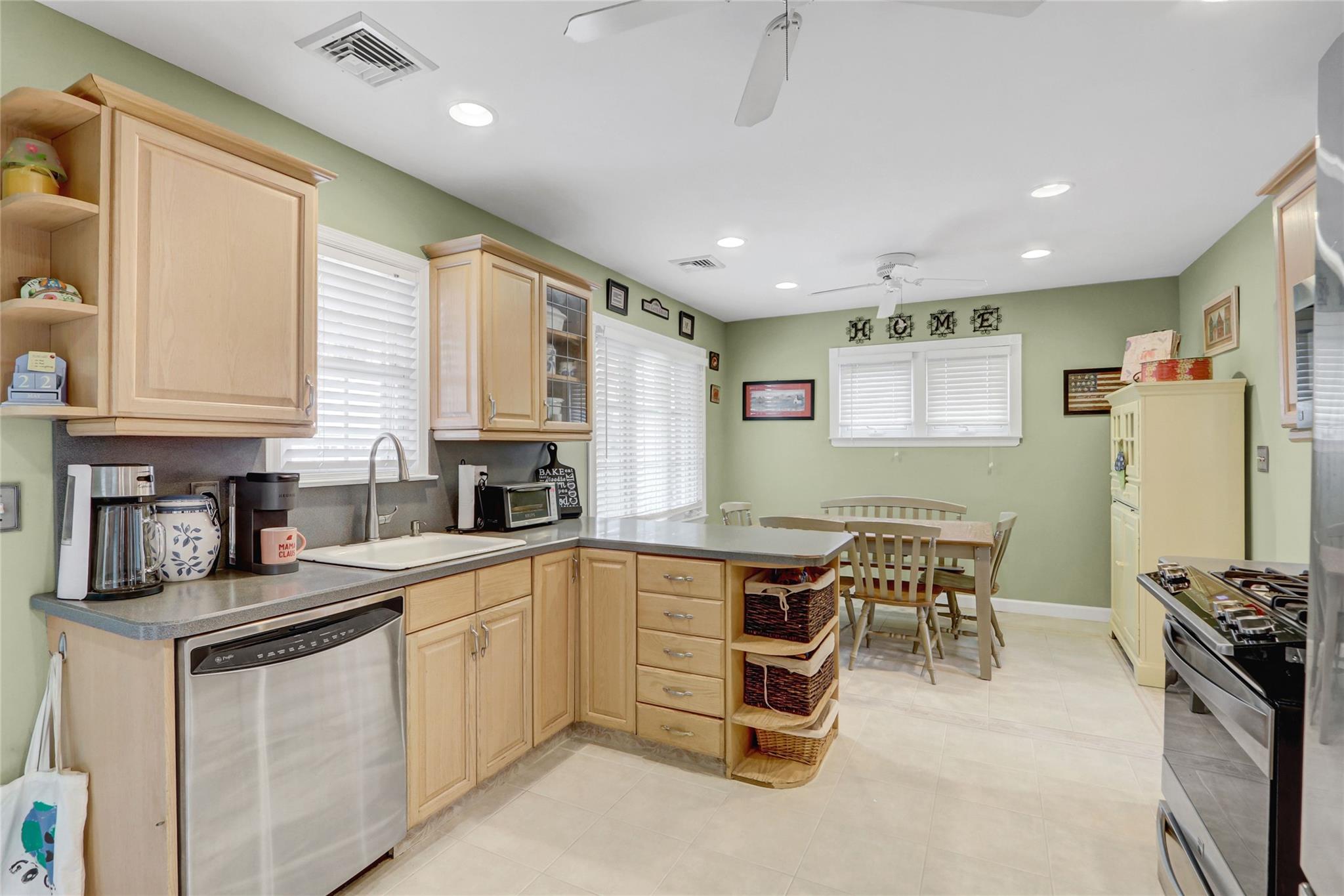 17 Cedar Drive, Farmingdale, New York image 16