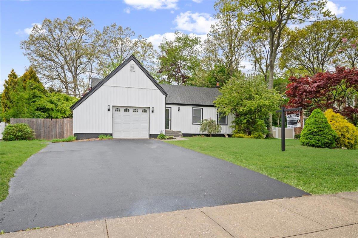 Graystone Lane, Smithtown, Hamptons, NY - 3 Bedrooms  
3 Bathrooms - 