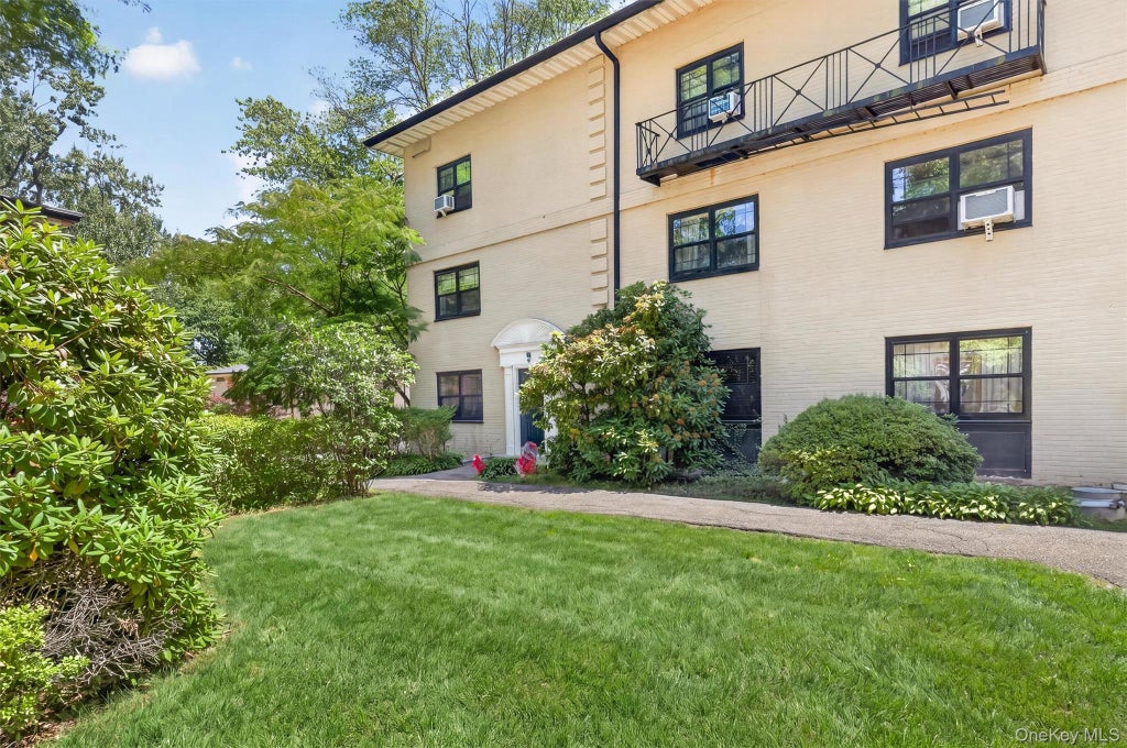 Photo of 6 Manchester Road #2L, Eastchester, NY 10709 (MLS # 1047859)