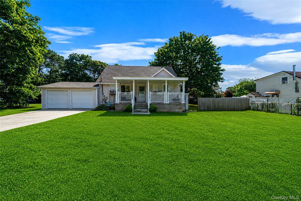 Photo of 1641 E 3rd Avenue, Bay Shore, NY 11706 (MLS # 1029811)