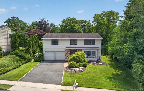 Homes For Sale - 30 Irving Drive<br/> Woodbury, NY 11797