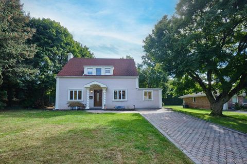 12 Colony Lane Roslyn Heights NY 11577