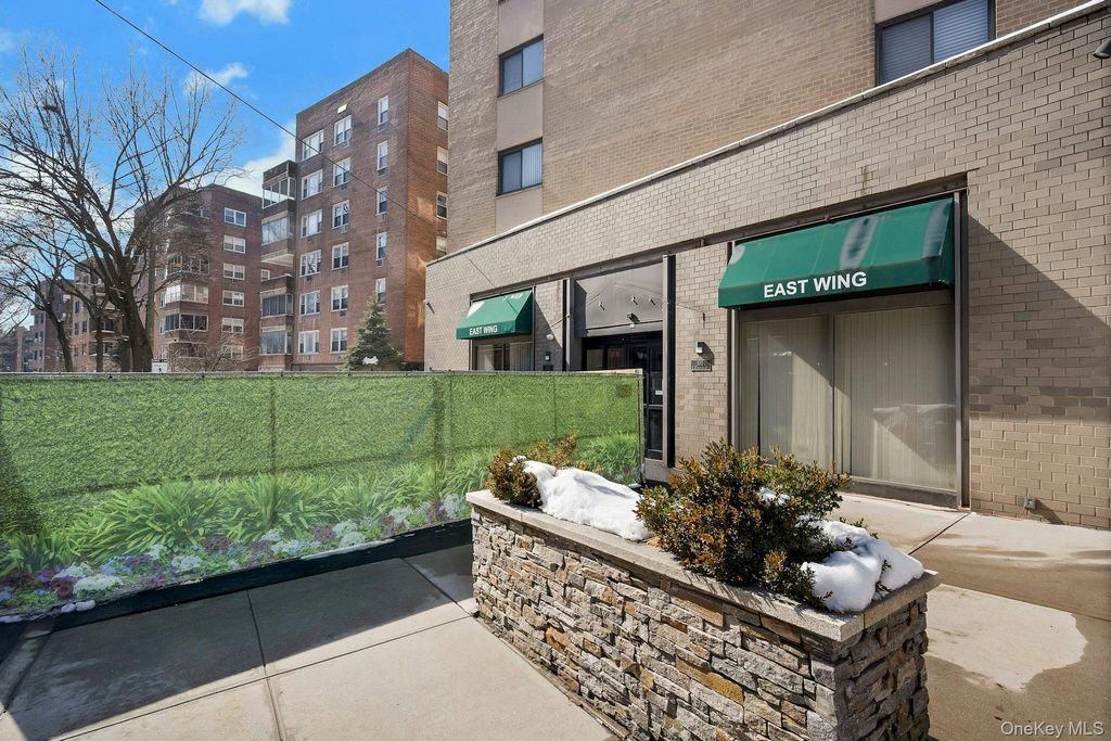 Photo of 100 E Hartsdale Avenue #MiE, Hartsdale, NY 10530 (MLS # 960789)