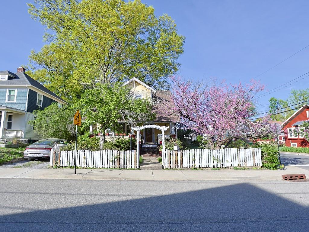 Oak Street, Beacon, New York - 2 Bedrooms  
1 Bathrooms  
8 Rooms - 