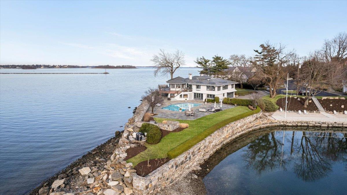 North Island, Rye, New York - 4 Bedrooms  
5 Bathrooms  
12 Rooms - 
