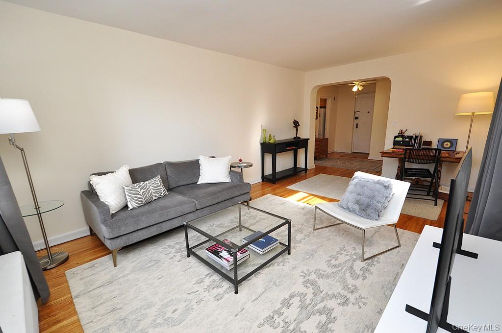 Scarsdale, New York 10583, United States, 1 Bedroom Bedrooms, ,1 BathroomBathrooms,Residential,Active,222542