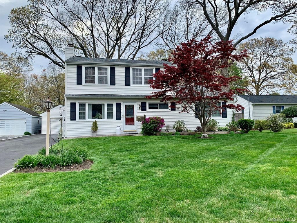 Photo of 148 Malts Avenue, West Islip, NY 11795 (MLS # 962719)