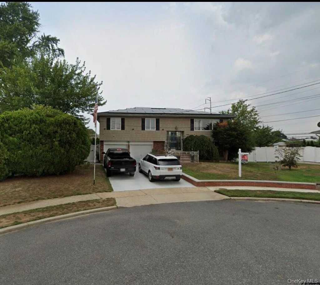 Photo of 14 Hilton Court, Hicksville, NY 11801 (MLS # 1000751)