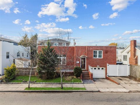 Photo of 31 Barnes Street, Long Beach, NY 11561 (MLS # 938100)