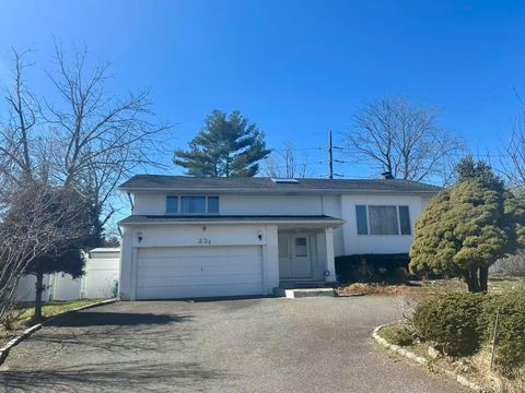 Homes For Sale - 23 Clinton Lane<br/> Jericho, NY 11753