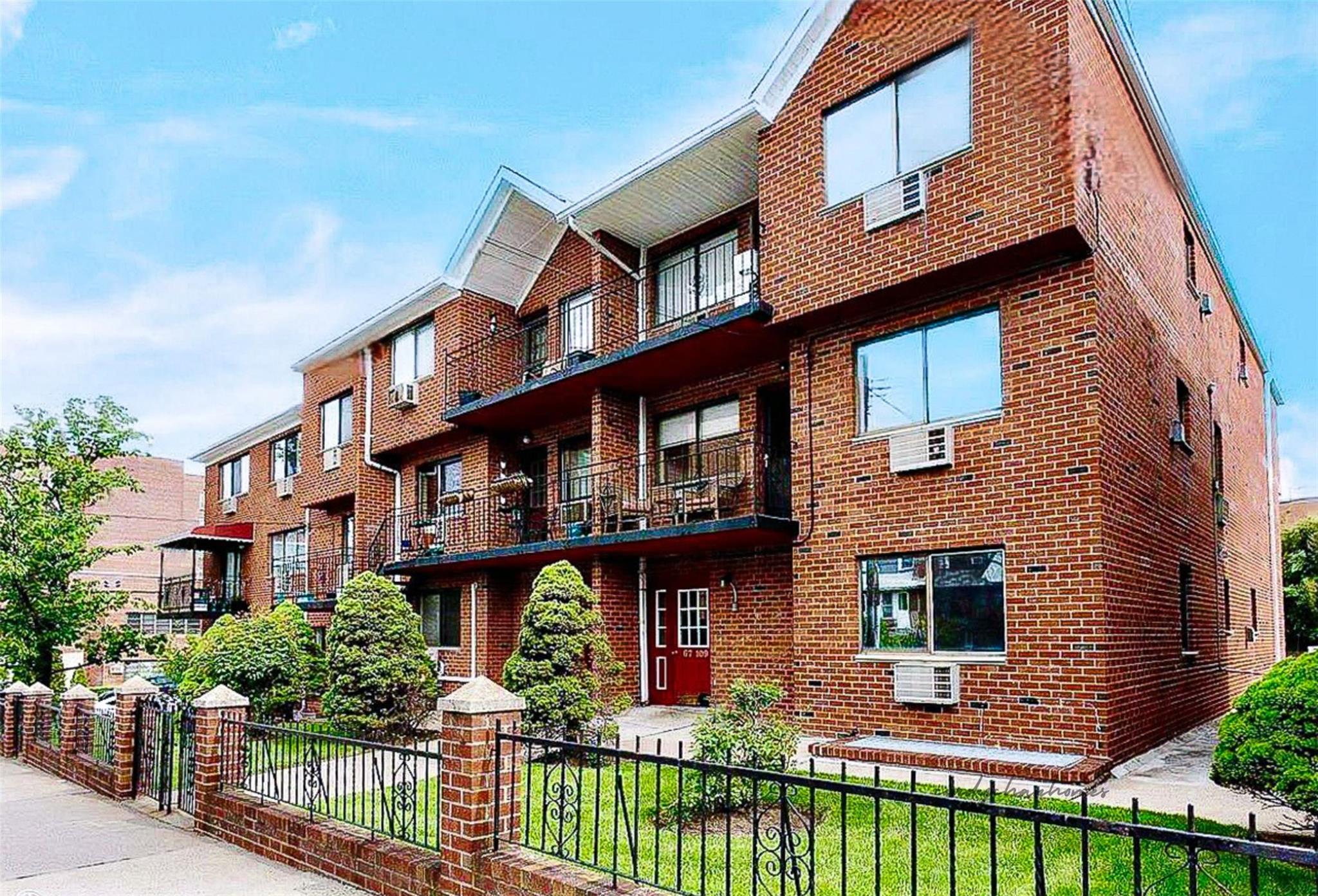 Burns Street 2C, Forest Hills, Queens, NY - 3 Bedrooms  
2 Bathrooms  
8 Rooms - 