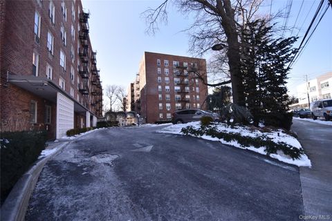 Photo of 54-44 Little Neck Parkway #6H, Little Neck, NY 11362 (MLS # 965210)