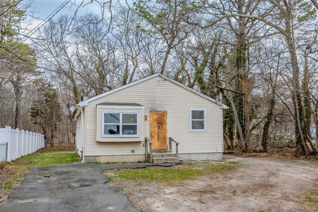 Photo of 85 Norfleet Lane, Coram, NY 11727 (MLS # 980197)