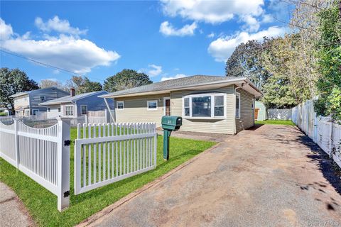 Photo of 34 Croydon Road, Amityville, NY 11701 (MLS # 926485)