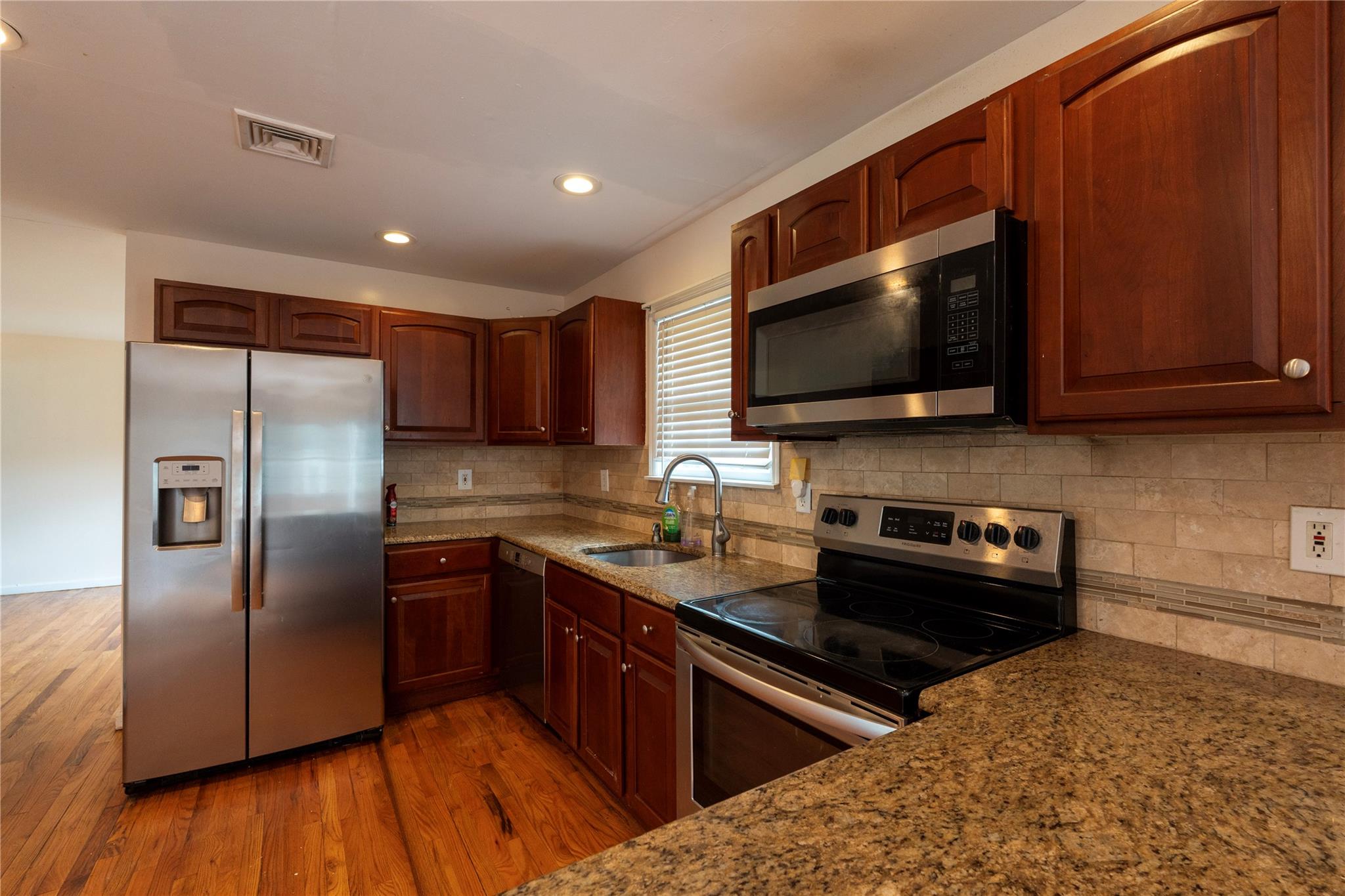 21 Pine Cone Street, Middle Island, New York image 9