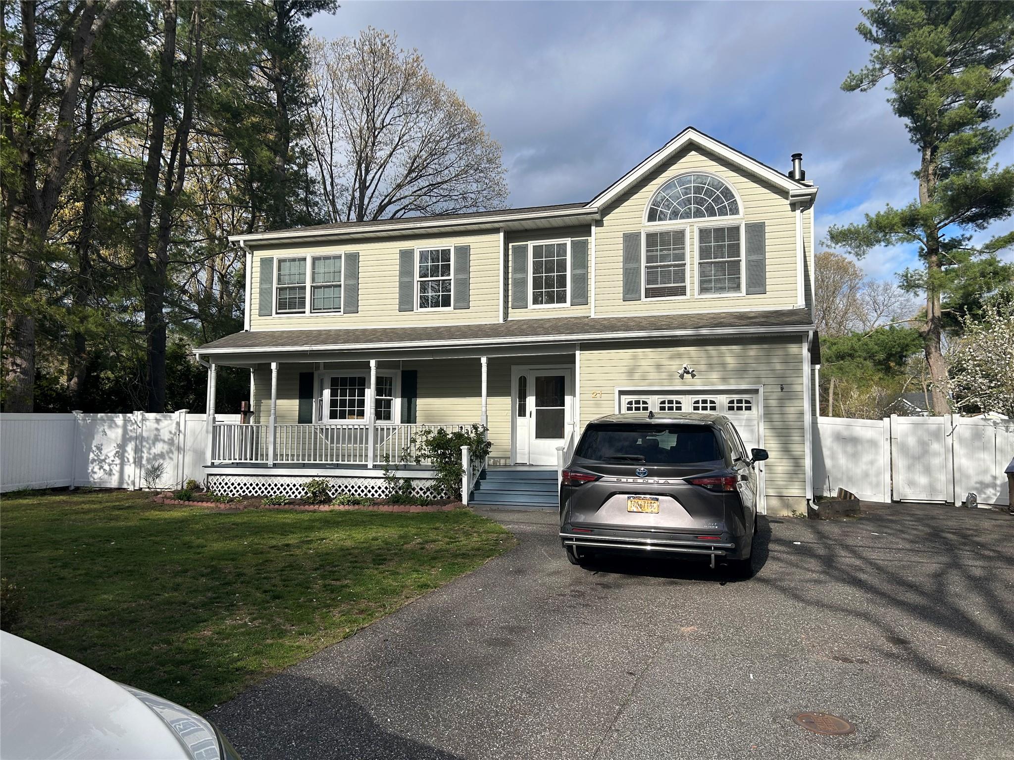 21 Pine Cone Street, Middle Island, New York image 13