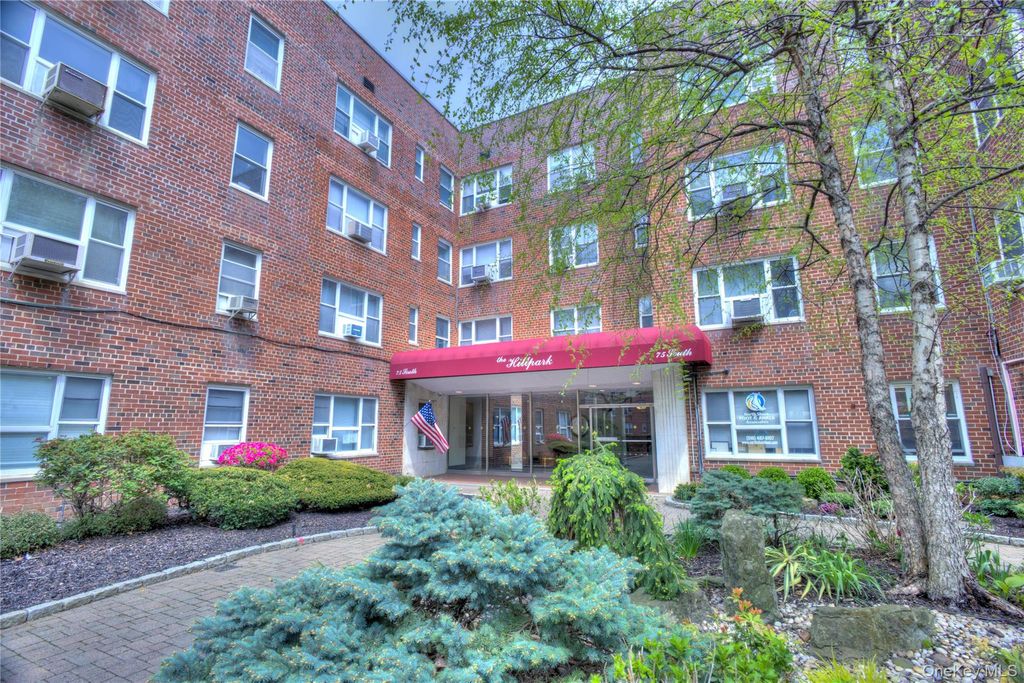 Photo of 75 S Middle Neck Road #4-G, Great Neck, NY 11021 (MLS # 987202)