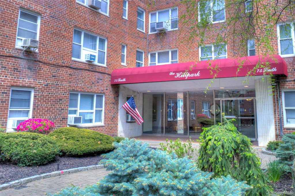 Photo of 75 S Middle Neck Road #4-G, Great Neck, NY 11021 (MLS # 987202)