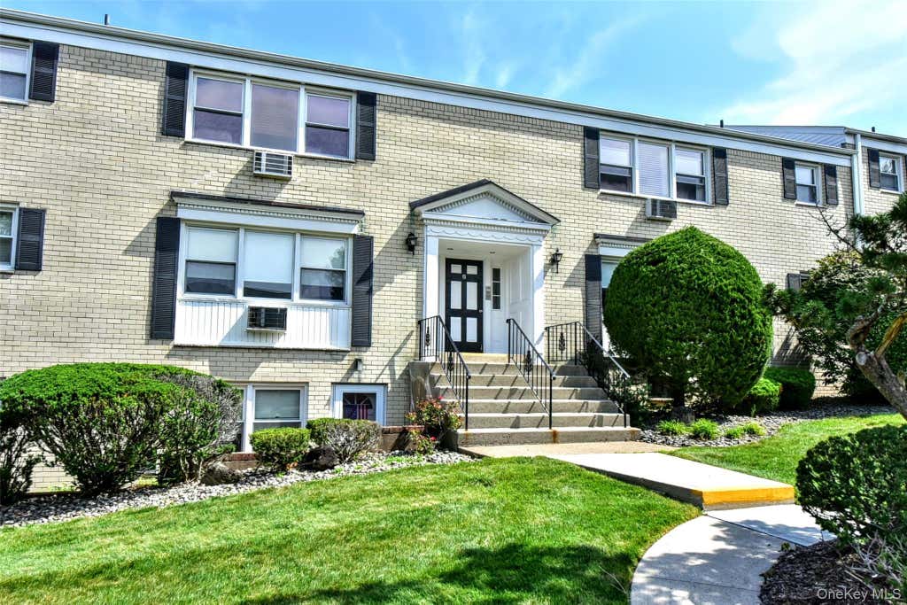 Photo of 2 Lenox Court #704, Suffern, NY 10901 (MLS # 1038084)