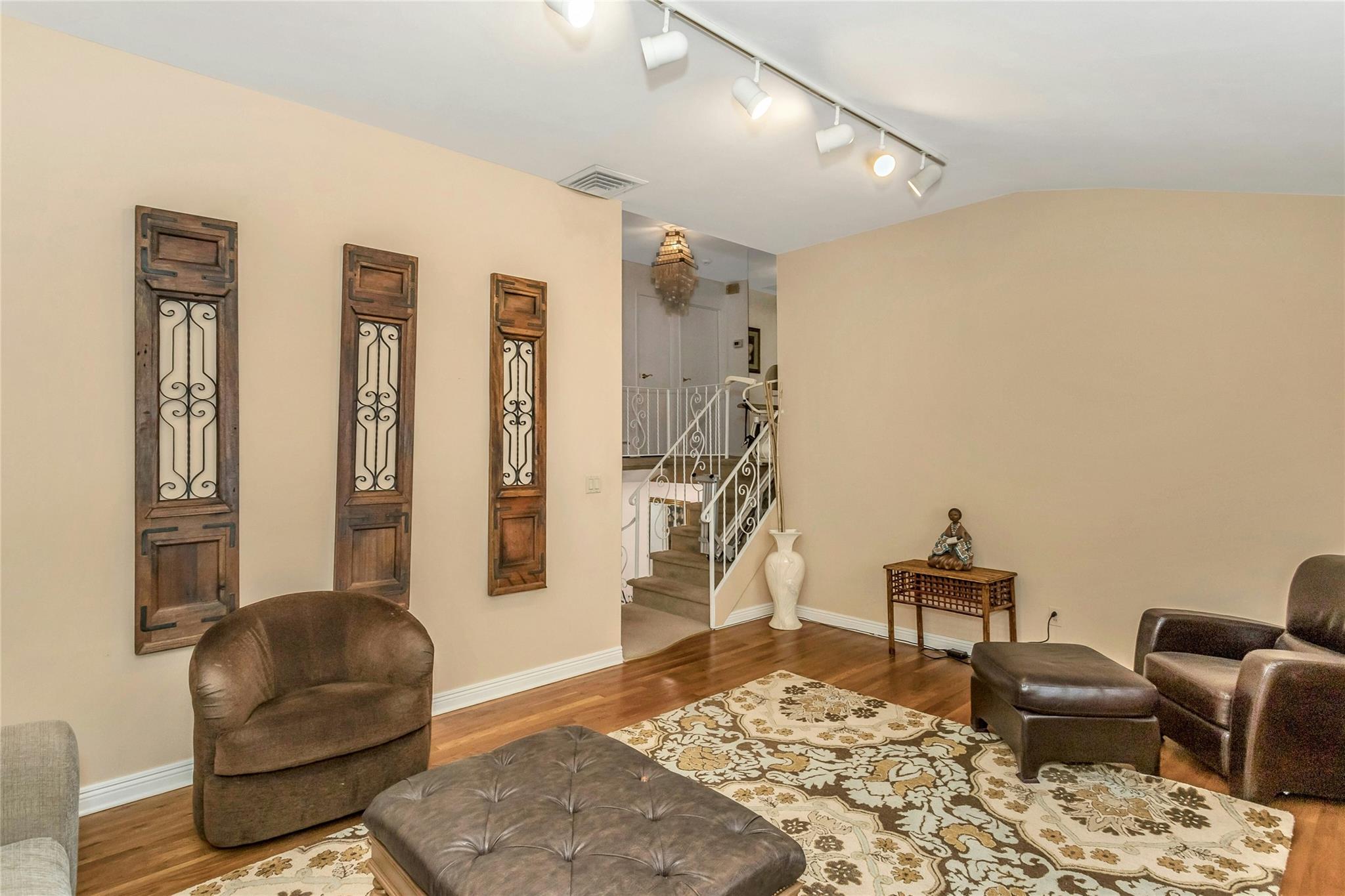 53 Bluebird Lane, Plainview, New York image 8