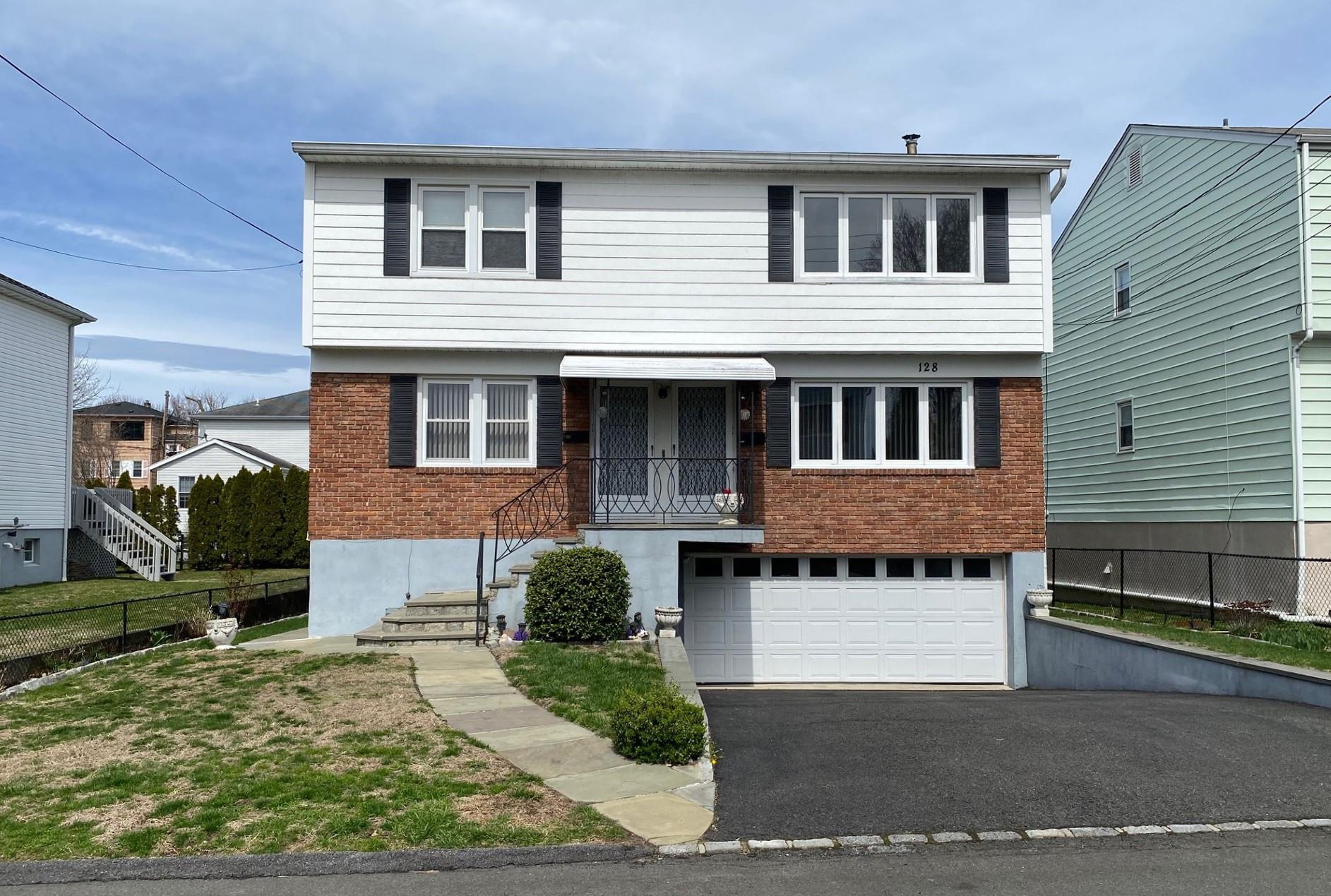 Bradford Street 2, Harrison, New York - 3 Bedrooms  
1 Bathrooms  
5 Rooms - 