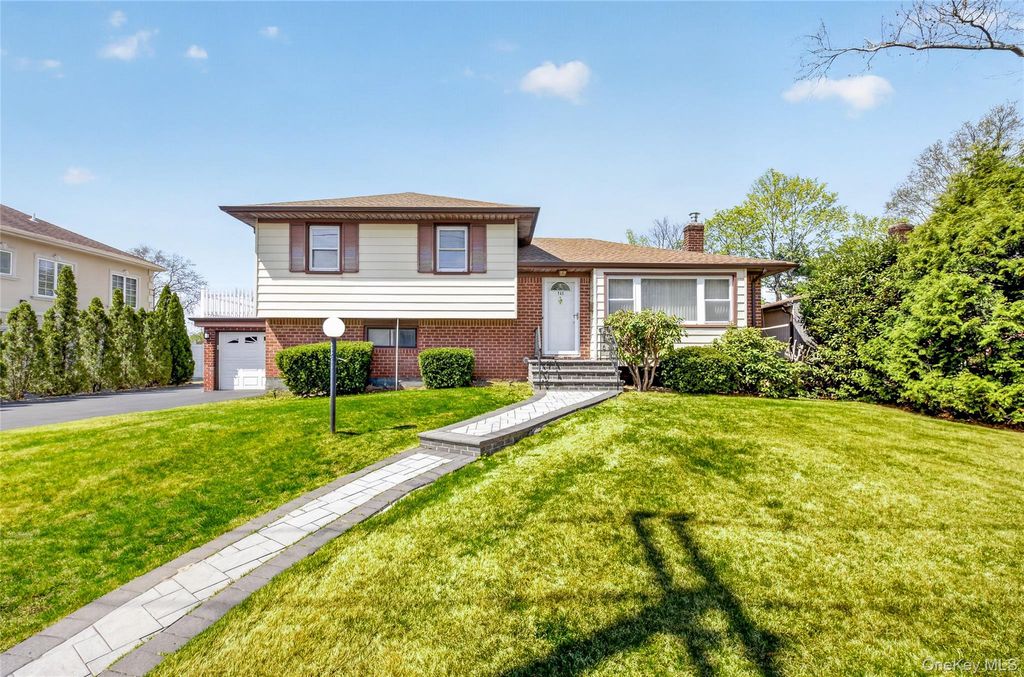 Photo of 141 Cold Spring Road, Syosset, NY 11791 (MLS # 986411)