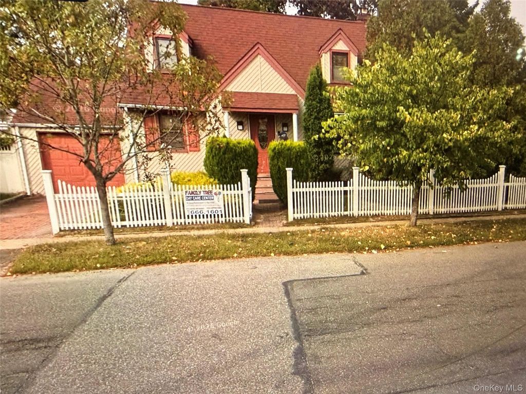 Photo of 110 Penataquit Avenue, Bay Shore, NY 11706 (MLS # 1007659)