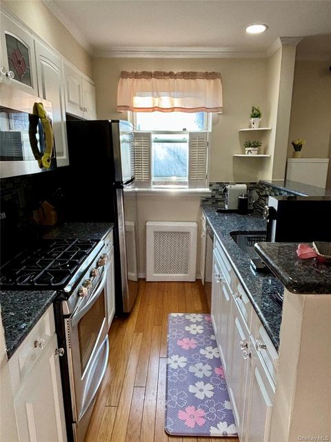 14 Edwards Street 1B Roslyn Heights NY 11577