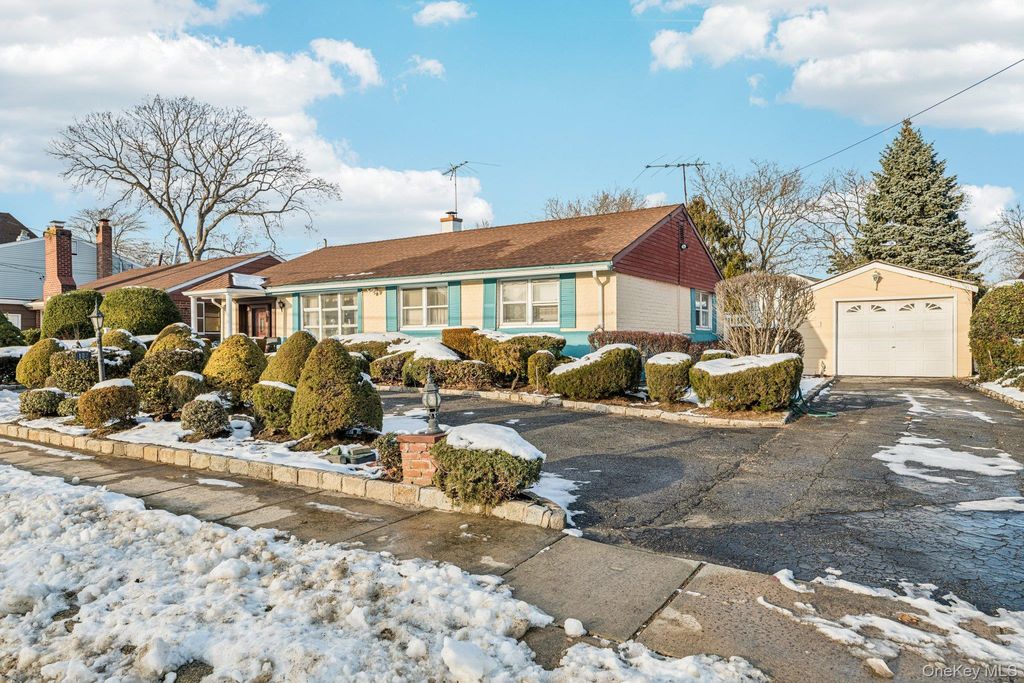 Photo of 189 Surrey, Lynbrook, NY 11563 (MLS # 945164)