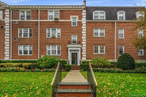 Photo of 22 Hamilton Place #I1, Garden City, NY 11530 (MLS # 929000)