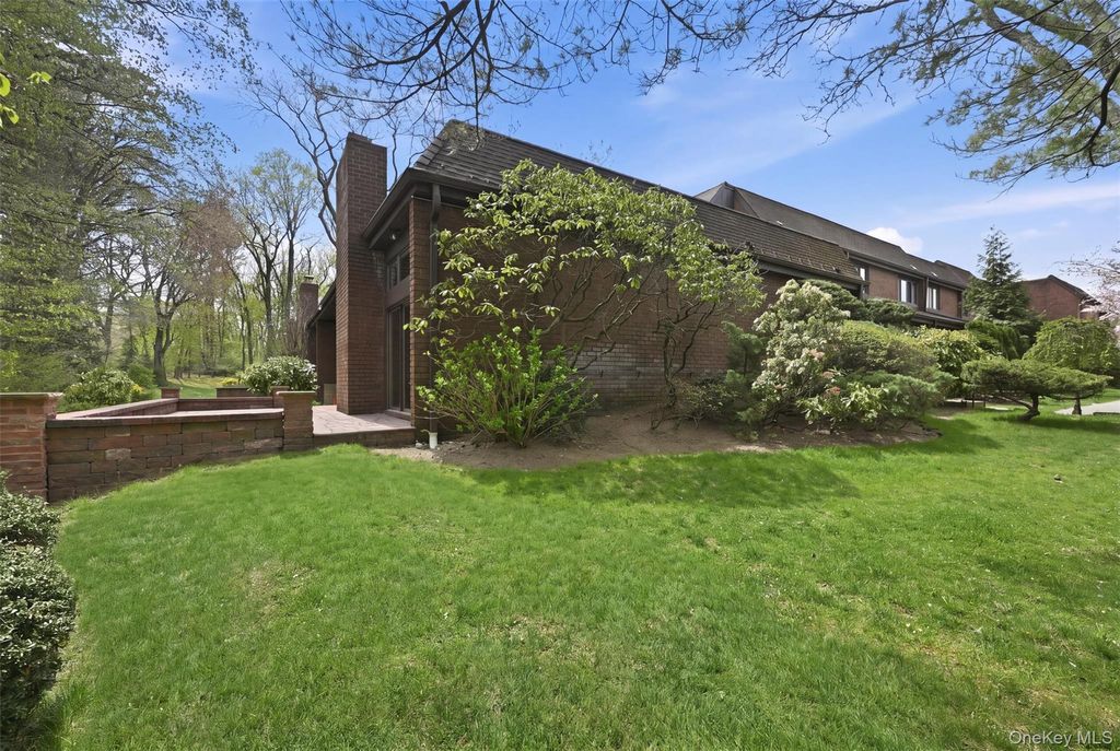 Photo of 25 Chestnut Hill Hl, Roslyn, NY 11576 (MLS # 987962)