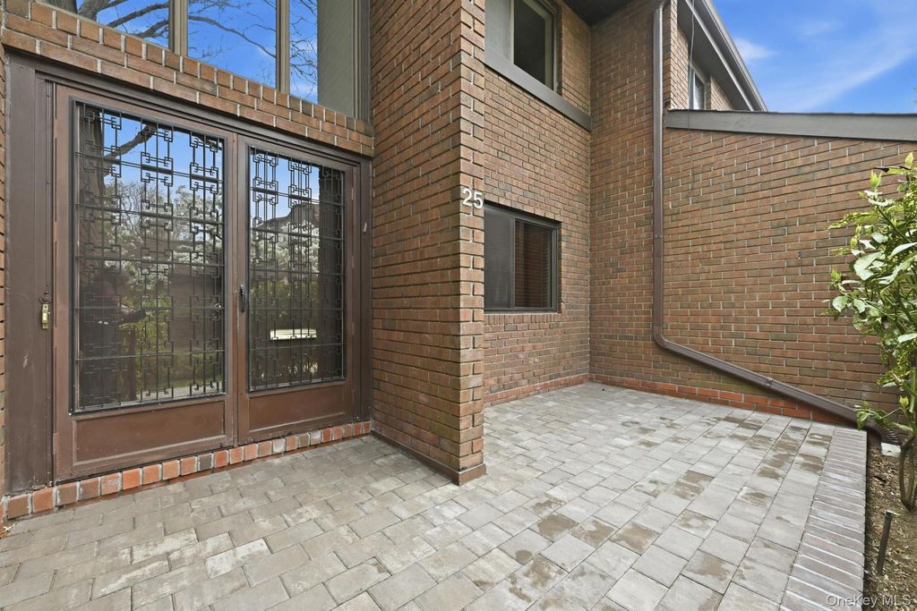 Photo of 25 Chestnut Hill Hl, Roslyn, NY 11576 (MLS # 987962)