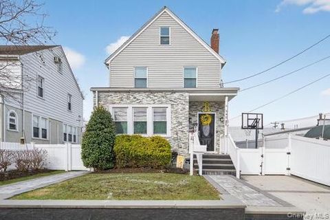 Homes For Sale - 545 Marcellus Road<br/> Williston Park, NY 11596