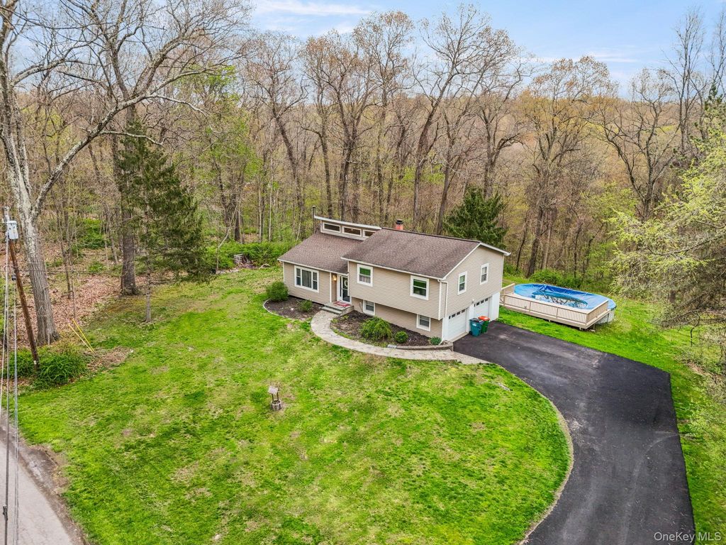 Photo of 325 Oak Ridge Road, Hopewell Junction, NY 12533 (MLS # 990078)