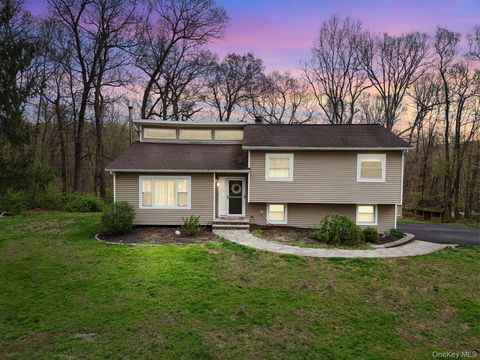 Homes For Sale - 325 Oak Ridge Road<br/> Dutchess County, Hopewell Junction, NY 12533