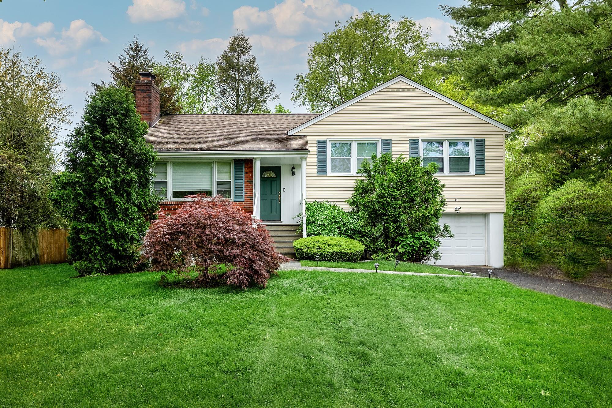 Latonia Road, Rye Brook, New York - 3 Bedrooms  
3 Bathrooms  
7 Rooms - 