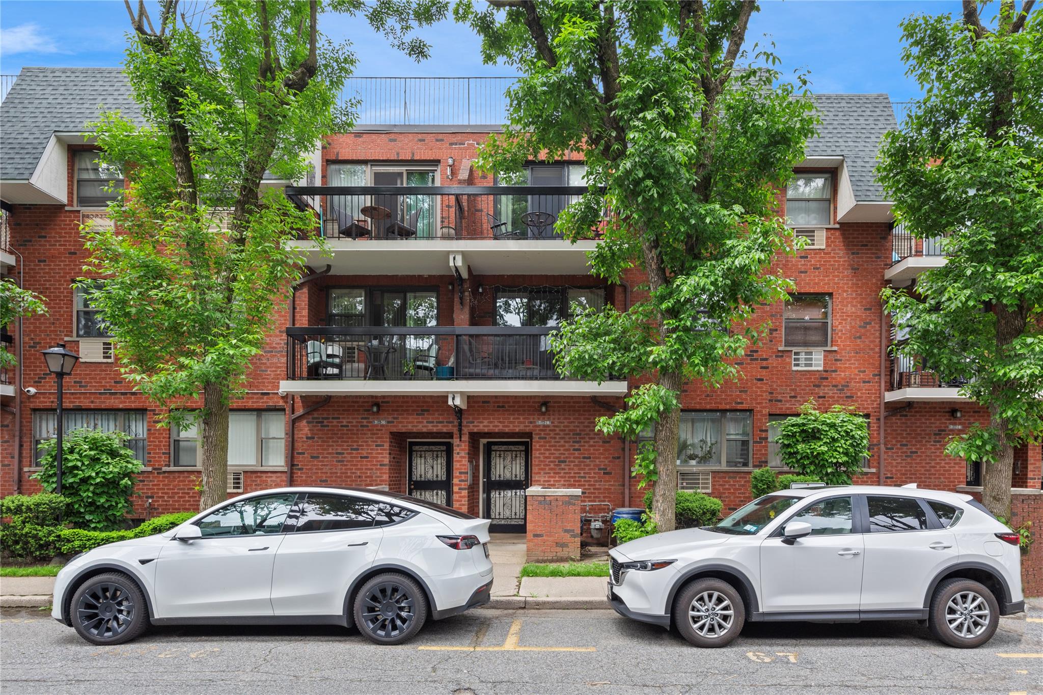 Sutton Place 3, Flushing, Queens, NY - 3 Bedrooms  
2 Bathrooms  
7 Rooms - 