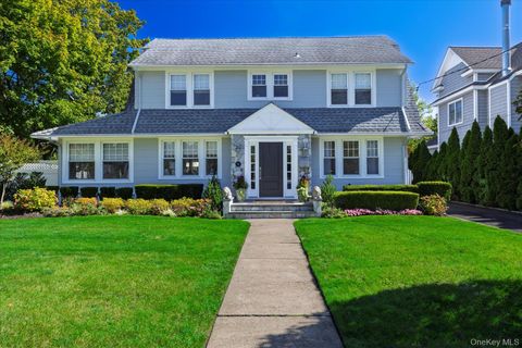 Photo of 11 S Marion Place, Rockville Centre, NY 11570 (MLS # 920576)