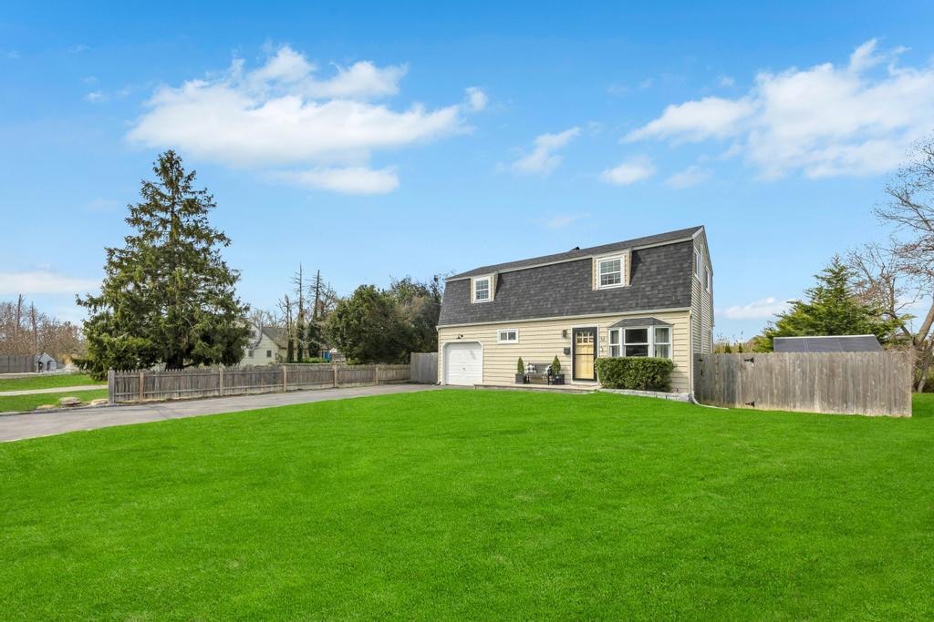 52 Thorburn Avenue, Patchogue, New York image 3