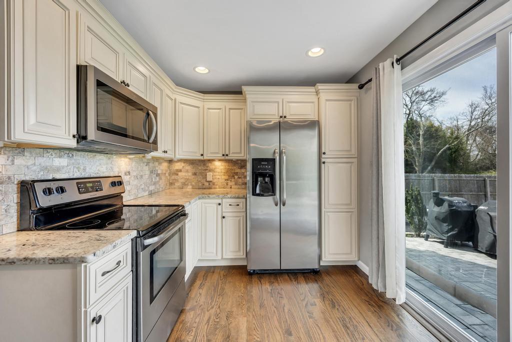 52 Thorburn Avenue, Patchogue, New York image 13