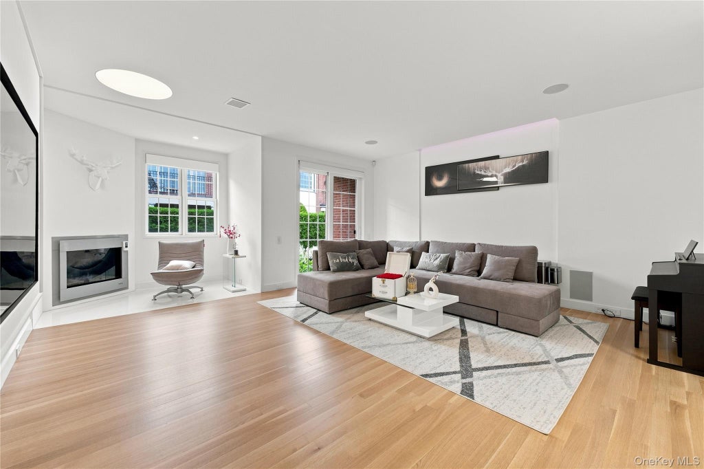 Photo of 14 Portico Court, Great Neck, NY 11021 (MLS # 1067109)