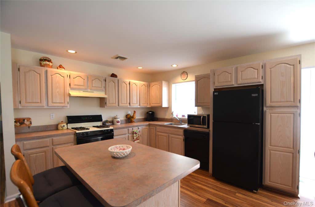 Photo of 5190 Village Circle E, Manorville, NY 11949 (MLS # 1017275)
