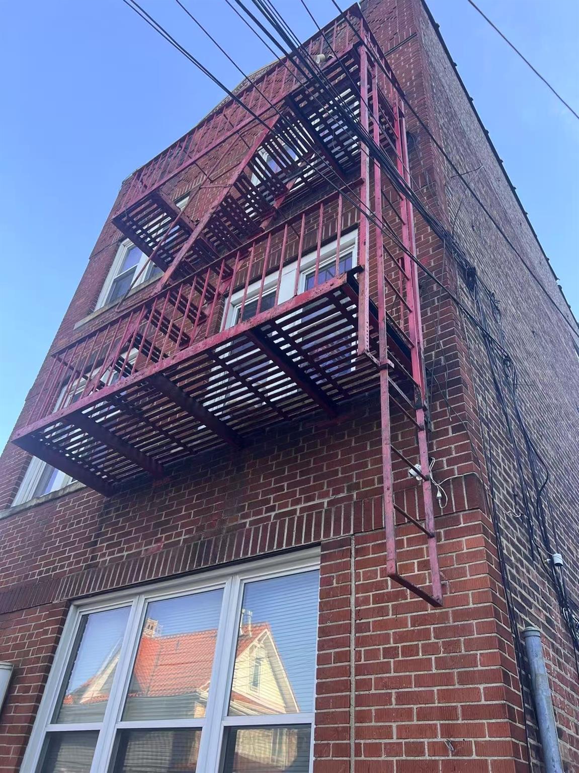 100-04 Spruce Street