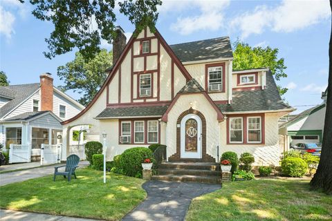 Photo of 57 Hollywood Court, Rockville Centre, NY 11570 (MLS # 916958)