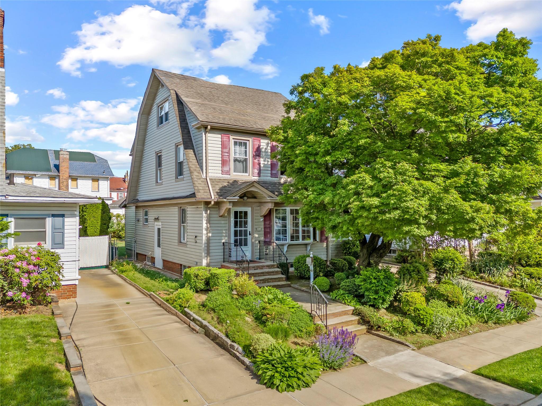 169th Street, Flushing, Queens, NY - 4 Bedrooms  
1 Bathrooms  
7 Rooms - 