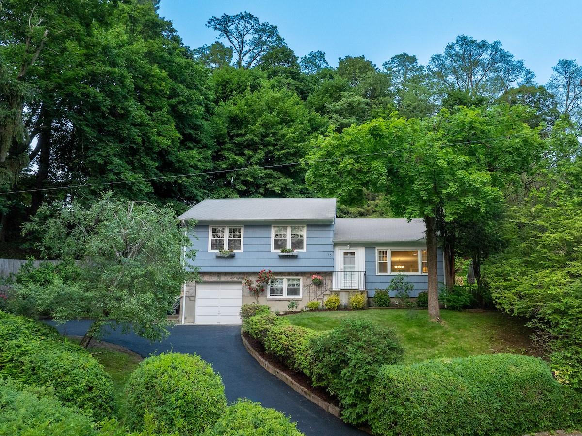 Property for Sale at Rayson Lane, Dobbs Ferry, New York - Bedrooms: 4 
Bathrooms: 3 
Rooms: 8  - $1,275,000