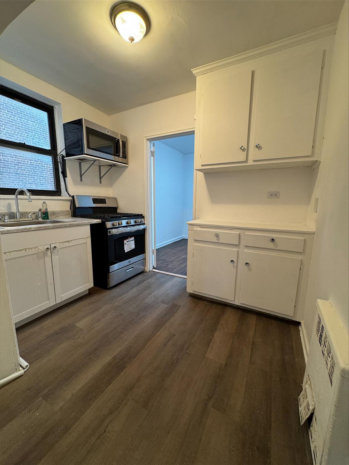 Broadway Avenue 3E, Elmhurst, Queens, NY - 2 Bedrooms  
1 Bathrooms - 