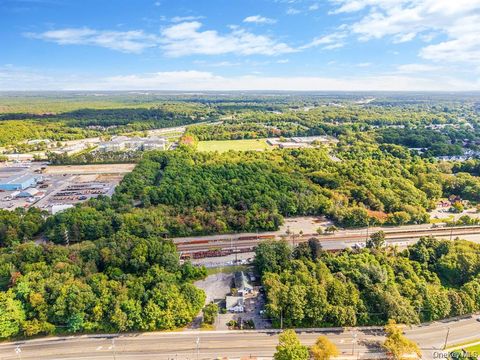 Photo of 1405 Montauk Highway, Oakdale, NY 11769 (MLS # 939027)