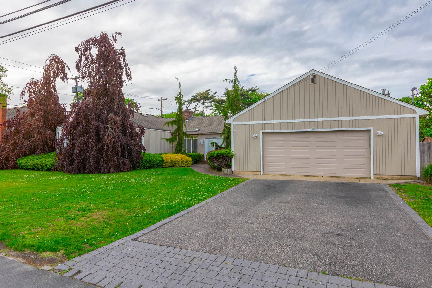 11 Woodside Avenue, Islip, New York image 3